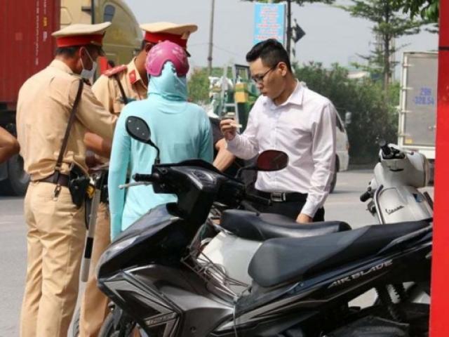 Người vi phạm xếp hàng nộp phạt lỗi đi ngược chiều trên QL5