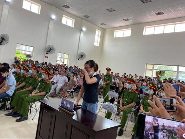 Xét xử vụ chủ quán nướng bắt cô gái quỳ ở Bắc Ninh: Bị hại bật khóc