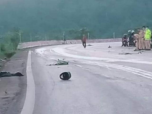Hai xe máy đấu đầu trên quốc lộ, 2 người tử vong