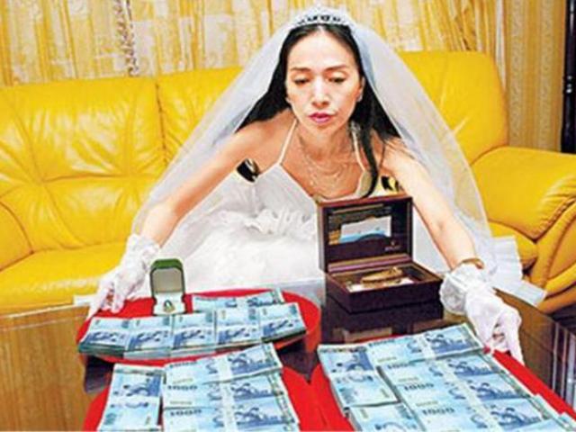 Nữ đại gia 63 tuổi kết hôn với trai trẻ kém 20 tuổi: ”Chỉ có tiền mới mua được tình yêu”