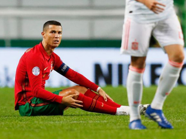 Ronaldo tung hoành đại chiến Tây Ban Nha, cay đắng vì ”thần hộ mệnh”