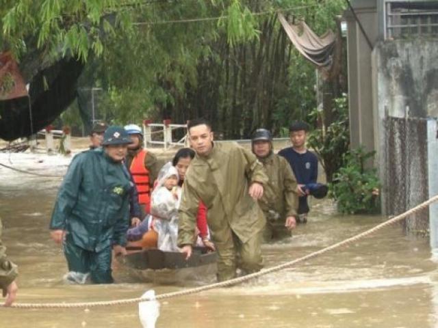 Nước ngập gần mái nhà, Huế khẩn cấp di dời hàng chục hộ dân vùng rốn lũ