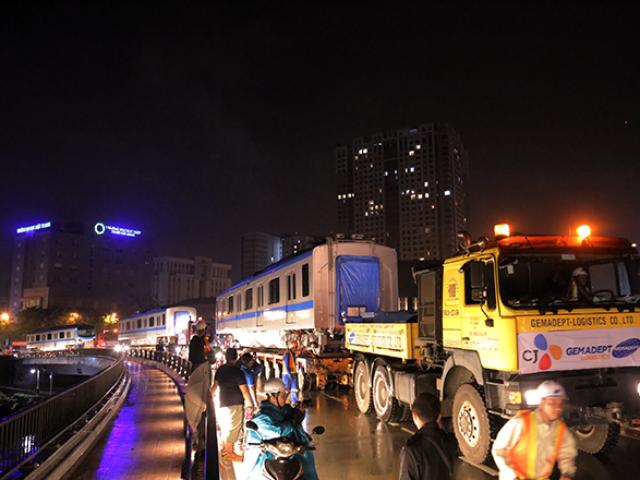 Người Sài Gòn ngỡ ngàng thấy đoàn xe siêu trường, siêu trọng chở tàu metro trên phố