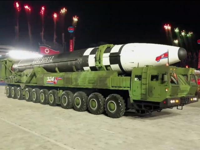 Triều Tiên phô diễn tên lửa ”quái vật” chưa từng có, ông Kim Jong Un bất ngờ xin lỗi