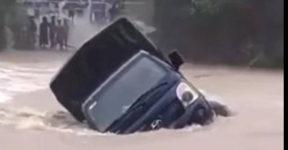 Khoảnh khắc sinh tử xe tải bị cuốn trôi khi cố vượt đập tràn ở Quảng Nam