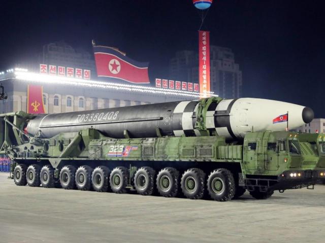 Phô diễn tên lửa ”quái vật” lớn nhất thế giới, ông Kim Jong Un toan tính điều gì?
