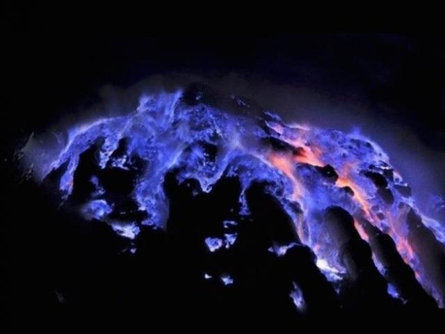 Ngọn núi lửa kỳ lạ ở Indo, có màu xanh trong đêm tối và tắt khi mặt trời mọc