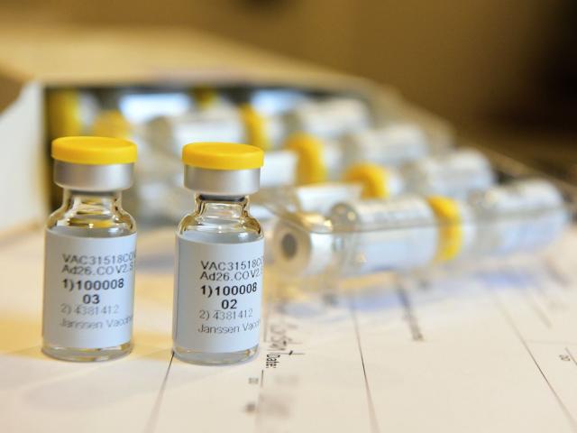 Làm người tiêm ốm bí ẩn, hãng dược nổi tiếng Mỹ phải dừng thử nghiệm vắc xin Covid-19