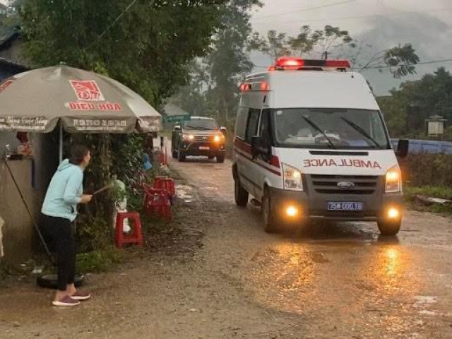 Người nhà khóc thương chạy theo xe chở thi thể tân Chủ tịch huyện Phong Điền