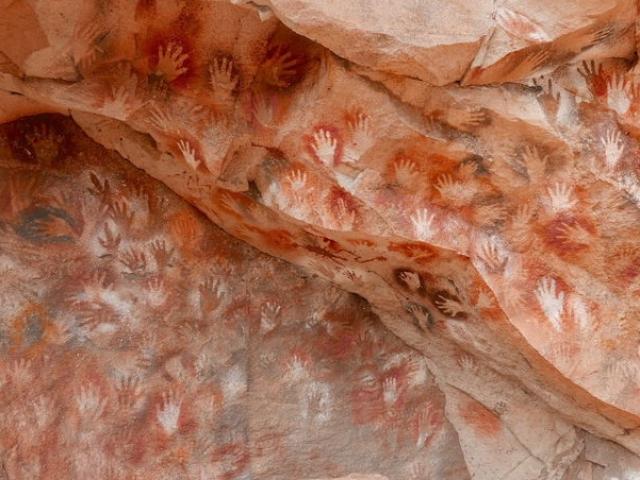 Thông điệp bí ẩn từ những bức họa 9000 năm tuổi toàn dấu in bàn tay trong hang động này
