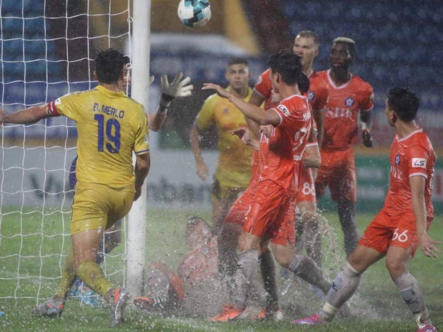 Bi hài V-League: Nam Định - Đà Nẵng quần nhau dưới sân như ruộng vì mưa lớn