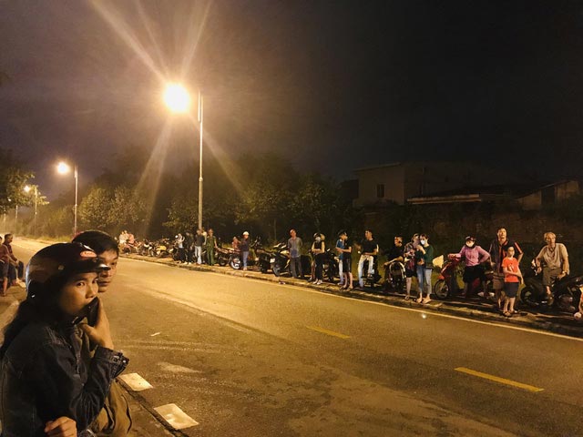 Người dân Huế đứng trước cổng bệnh viện chờ đón xe chở 13 thi thể chiến sỹ, cán bộ