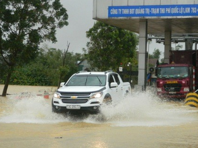 Cận cảnh nước lũ tràn qua quốc lộ 1 buộc BOT Quảng Trị phải xả trạm