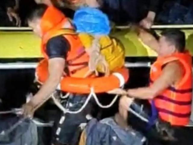 Giải cứu 18 người trên xe khách bị lũ cuốn trôi ở Quảng Bình như thế nào?