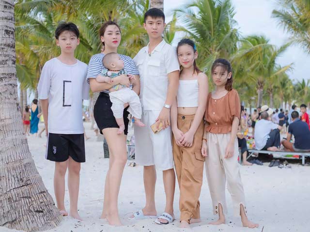 Bức ảnh gia đình gây xôn xao, bà mẹ 4 con hơn chồng 11 tuổi vẫn trẻ đẹp mơn mởn