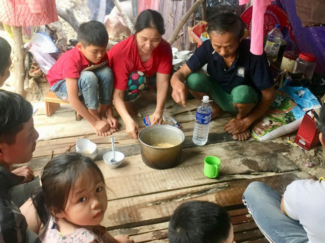 Lũ vượt mốc năm 1979, người dân Lệ Thủy vượt đồi cát xin đồ ăn