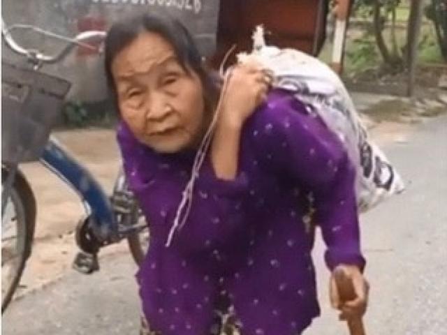 Xúc động hình ảnh cụ bà cõng bao quần áo và mì tôm đến ủng hộ miền Trung