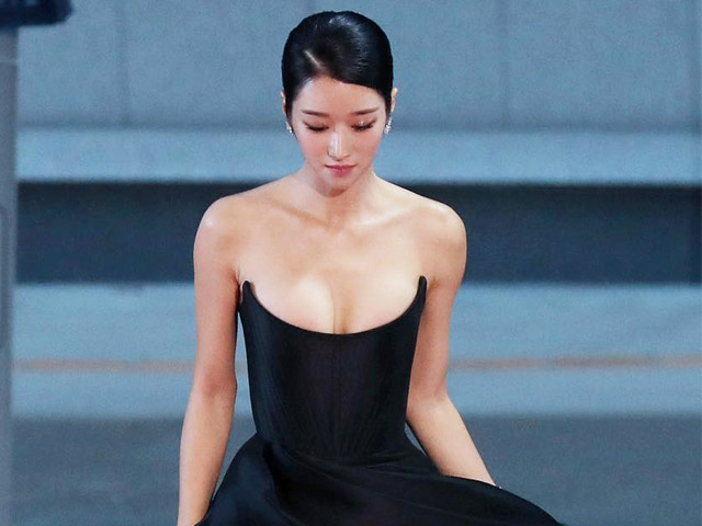 Nữ sĩ quan Hàn Quốc diện váy hở nửa ngực được khen là cực phẩm nhân gian