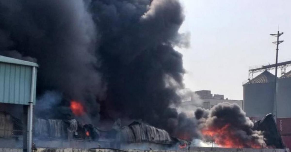 Bắc Ninh: Cháy xưởng tái chế giấy, ít nhất 1 người tử vong