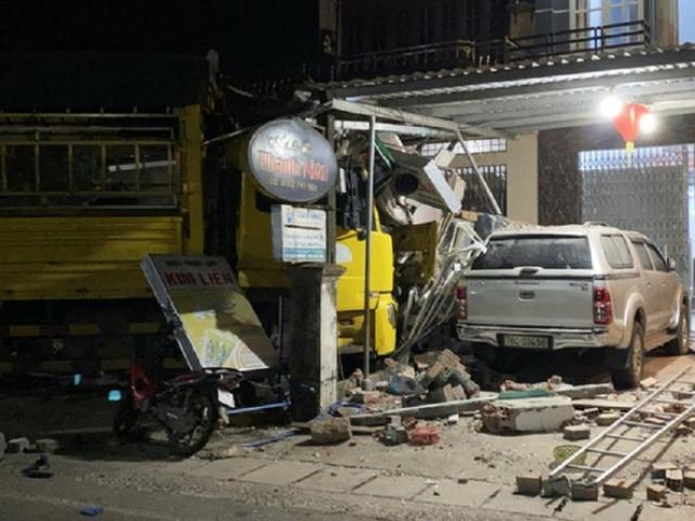 Hiện trường vụ xe tải tông vào nhà dân ở Quảng Ngãi, làm nhiều người chết