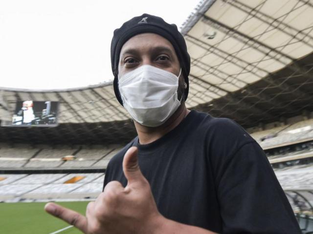 Ronaldinho nối gót Ronaldo mắc Covid-19: Vận đen tiếp tục đeo bám