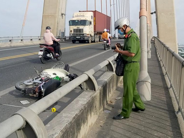 Nam thanh niên đi xe máy nghi bị chém bất tỉnh trên cầu
