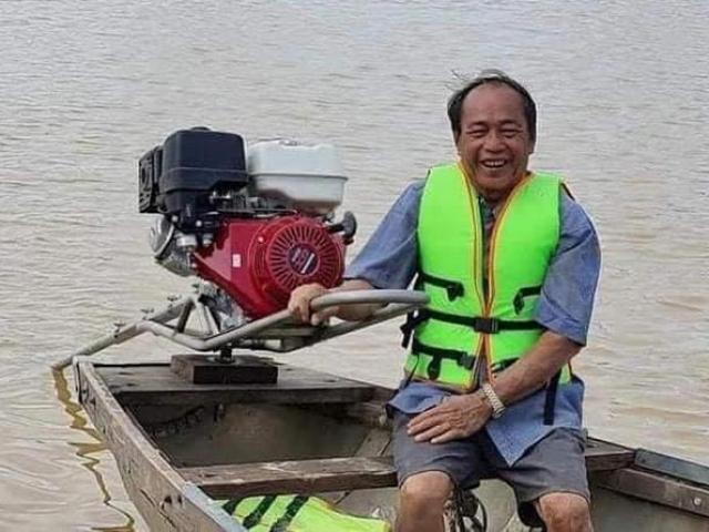 Người đàn ông cứu 100 người trong cơn lũ được tặng một chiếc thuyền mới
