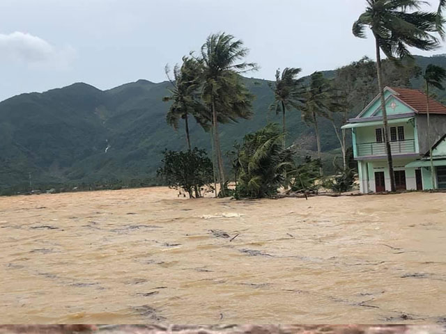 Sau cuồng phong bão số 9 quét qua, nhiều khu vực ở Bình Định bị lũ bao vây, nước chảy như thác