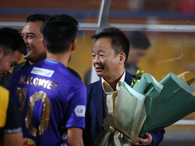 Quang Hải, Văn Hậu và sao Hà Nội FC mừng sinh nhật bầu Hiển như thế nào?