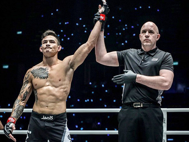 Thành Lê tung đấm “búa tạ” hạ gục Martin Nguyễn, soán ngôi MMA thế giới