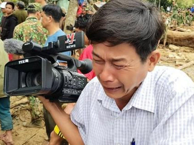Phóng viên bật khóc khi thi thể một cháu bé được đưa lên từ bùn đất ở Trà Leng
