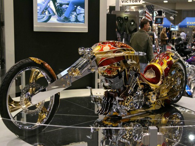 Choáng ngợp môtô Yamaha độ dát vàng giá gần 70 tỉ đồng