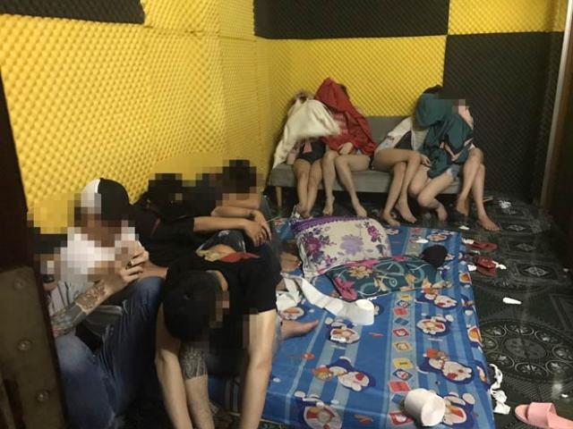 20 thiếu nữ cùng nhóm bạn trai ”thác loạn” trong căn nhà la liệt vỏ bao cao su
