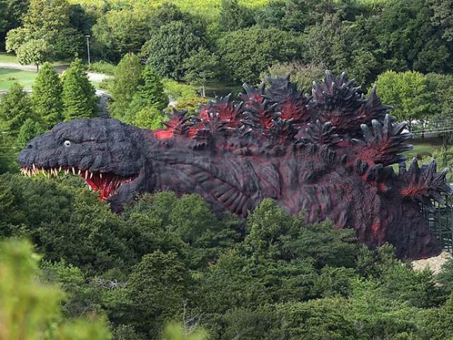 Công viên Godzilla khổng lồ, du khách có thể đu dây vào miệng quái vật