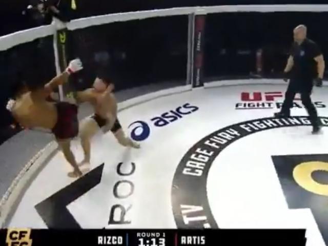 Võ sĩ MMA tung cước hạ đo ván đối thủ liền bị trọng tài đẩy ngã dúi dụi