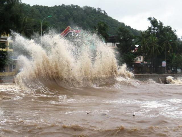Áp thấp nhiệt đới đang trên vùng biển Quảng Ngãi – Phú Yên, đất liền mưa rất to