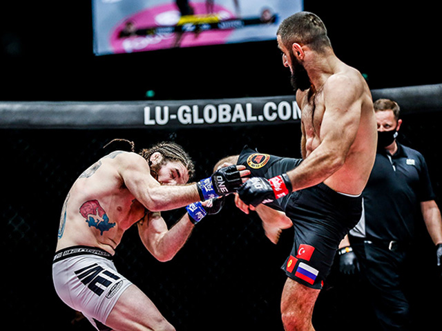 “Vua tính điểm” MMA bị đối thủ lên gối cực hiểm, hụt đai thế giới