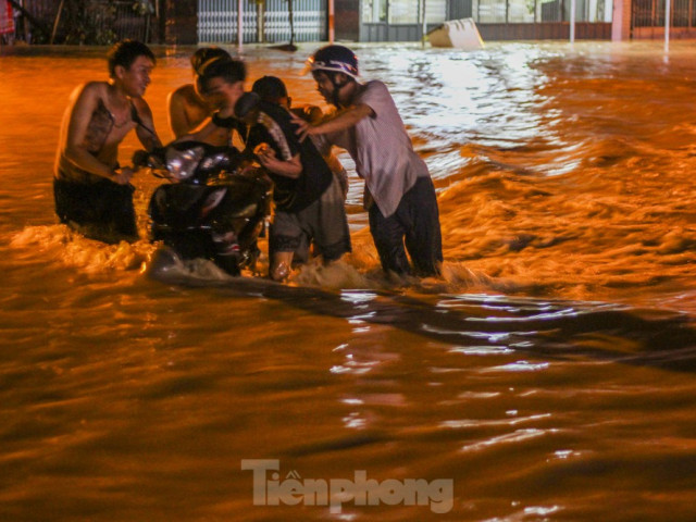Lũ xuống bất ngờ, xe cộ 'bơi' trong biển nước ở TP Quy Nhơn