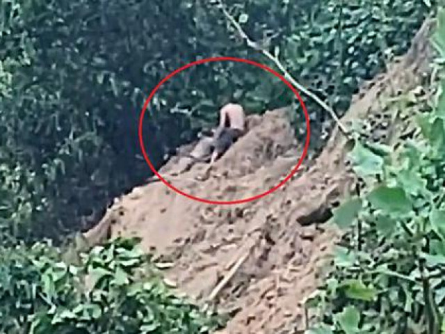 CLIP: Thời khắc cứu sống người bị chôn vùi do sạt lở núi ở Quảng Nam