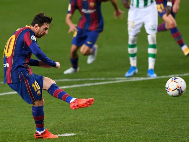 Pha đá 11m cực ”dị” khiến đối thủ mắc lừa, Messi và Ronaldo phải nể