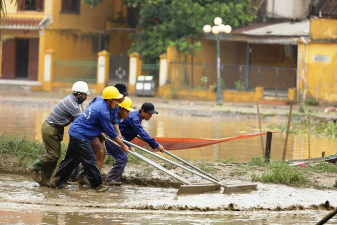 Trăm người căng sức dọn bùn ở phố cổ Hội An sau mưa lũ