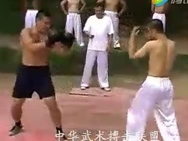Đáng nể cao thủ dùng “Hàng long thập bát chưởng” hạ võ sĩ Kickboxing