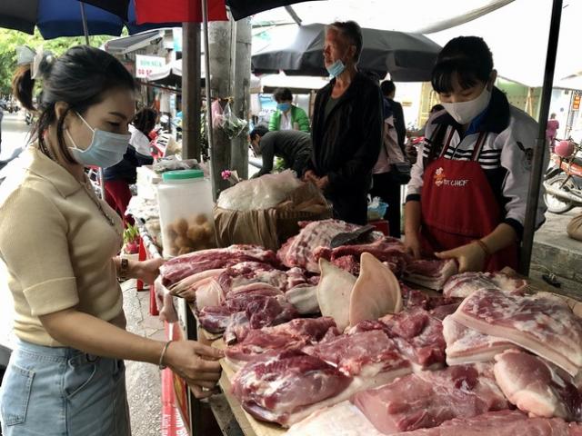 Giá thịt lợn nhiều địa phương giảm mạnh chưa từng có mà vẫn ế ẩm