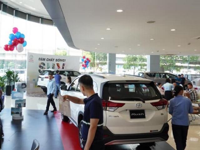 Khách mua ô tô mới “hoa mắt” với những ưu đãi giảm giá từ các hãng xe