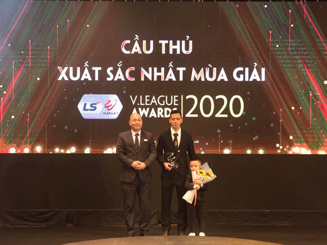 CLB Hà Nội thống trị giải thưởng V-League 2020, vinh danh Quang Hải - Văn Quyết