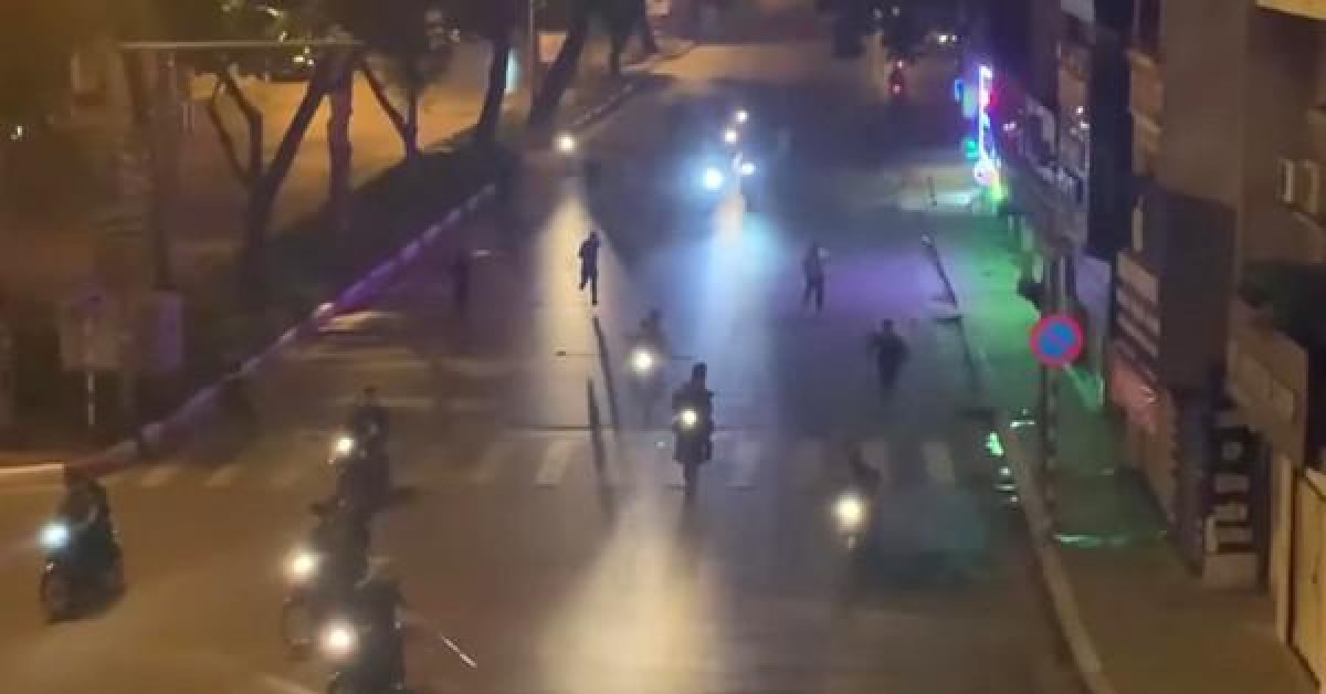 Clip: Hàng chục thanh, thiếu niên mang hàng nóng truy sát nhau náo loạn trên phố