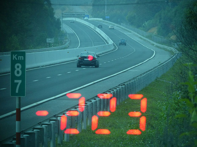 Chủ xe BMW ”mát chân ga” đạp 223km/h trên cao tốc và cái kết