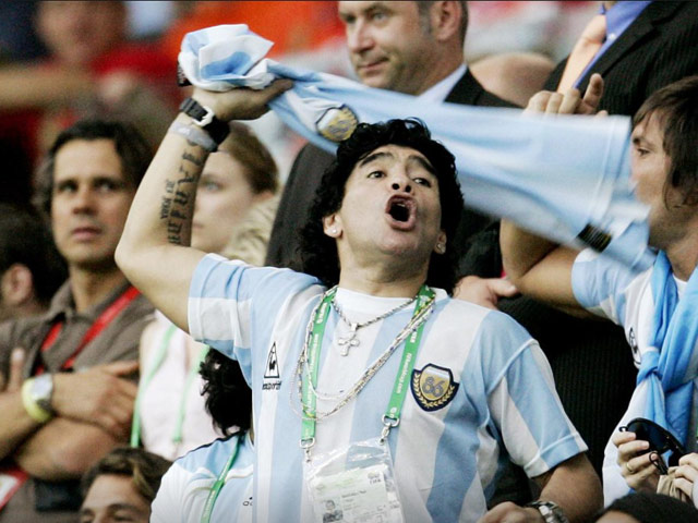Báo chí thế giới tiếc thương ”Cậu bé vàng” Maradona: ”Bàn tay của Chúa” là bất tử