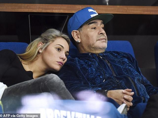 Bạn gái cũ xinh đẹp của Maradona bị cấm dự đám tang, hận kẻ vô lương tâm