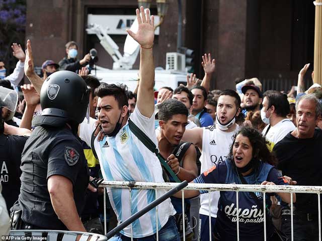 Lễ quốc tang huyền thoại Maradona: Nỗi tiếc thương hóa bạo động ở Argentina